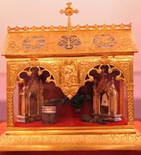 [Reliquary%20with%20Newman%20remains.jpg]