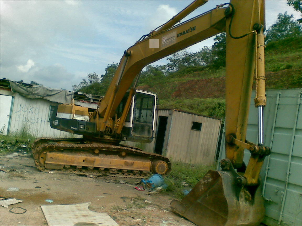 Construction Equipment: Used Komatsu PC220-5 Excavator