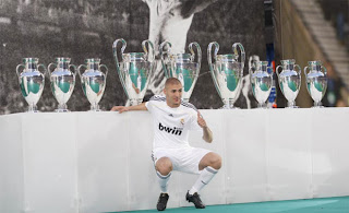 Benzema posó frente a las Copas de Europa