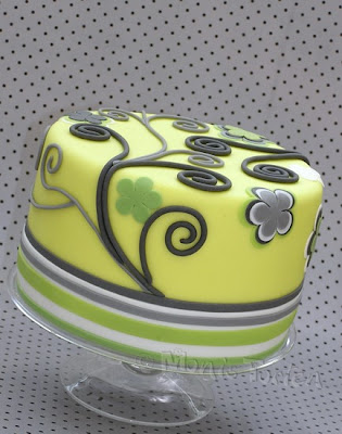 Moderne Torte mit Streifen