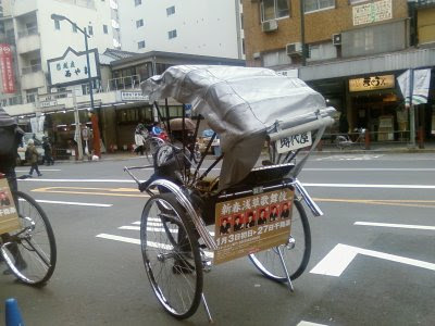 http://4.bp.blogspot.com/_gmboxTZBB14/SXsAXZGNs7I/AAAAAAAABRc/EWjr7ct74rk/s400/Manpulling+rickshaws+in+Asakusa+Tokyo+Japan+my+life+in+japan+jayaprakash.jpg