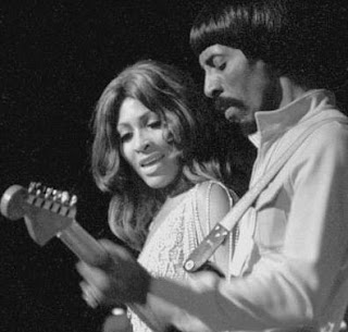 http://4.bp.blogspot.com/_godNUAqjdfE/SQDja2PaLXI/AAAAAAAAAes/Tsuj9icm2Ps/s1600/Tina+turner+con+Ike.jpg