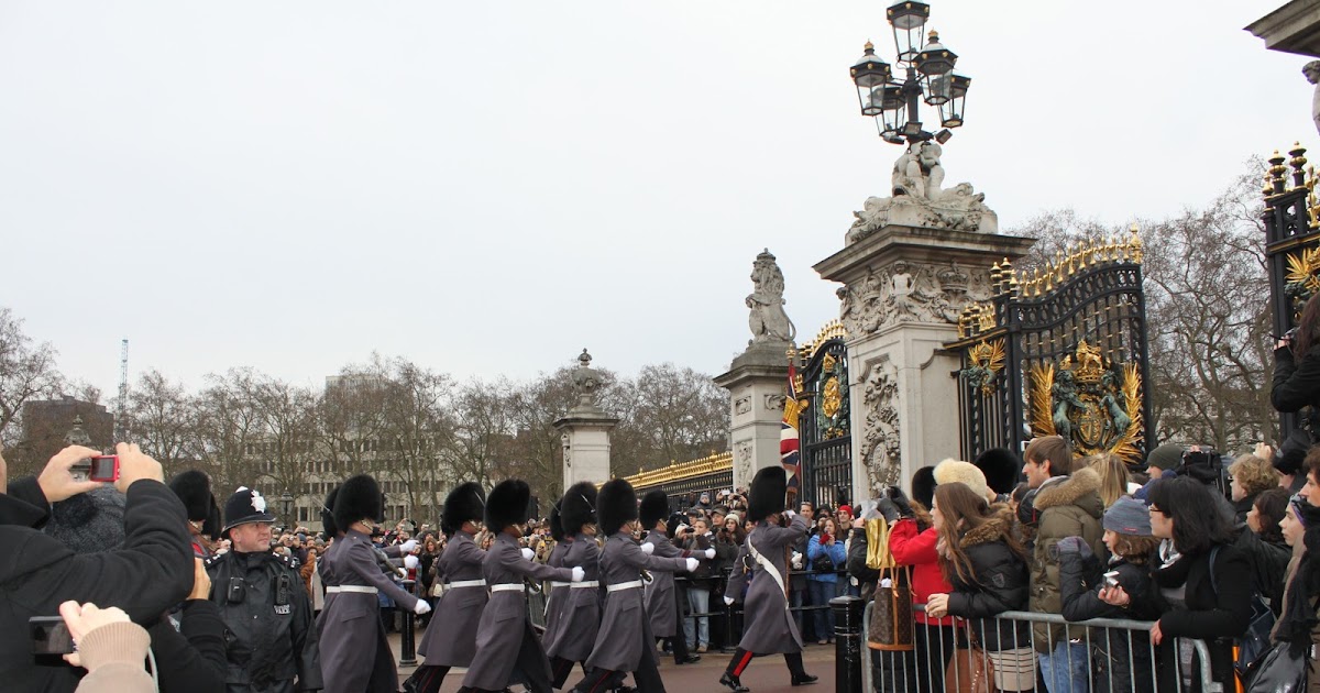 Carol's European Adventure: Changing of the guard at Buckingham Palace