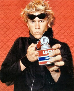 Heath Ledger con cabello rubio
