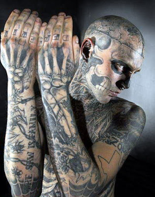 Las manos y brazos del hombre calavera