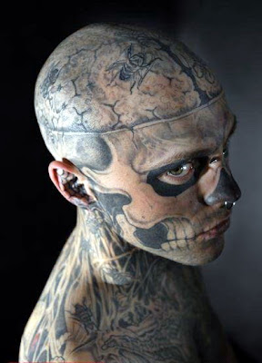 HOMBRE TATUADO DE CALAVERA Hombre tatuado de calavera
