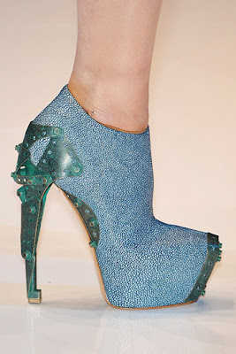 FLOWERBOMB: Alexander McQueen 2...