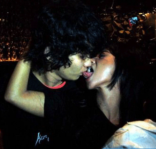 Foto Ciuman Hot Dewi Persik Aldi