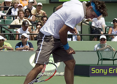 [Roger+Federer+smashes+his+racket.jpeg]
