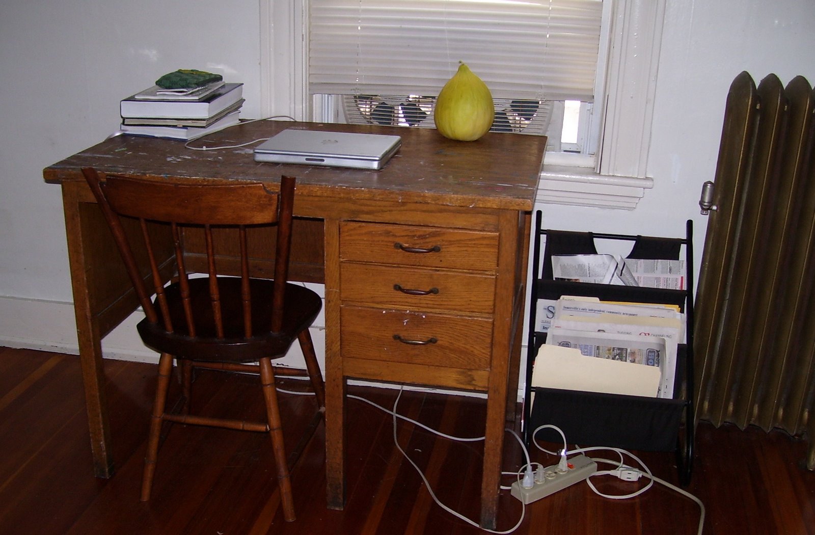 [Desk+with+Crenshaw.jpg]