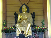 Istirahat di depan patung Budha
