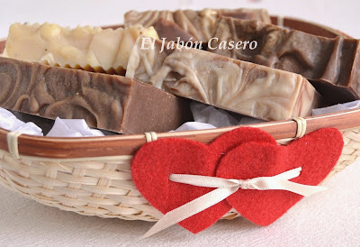 Cesta con jabones naturales San Valentin Cesta con jabones artesanales caseros San Valentin