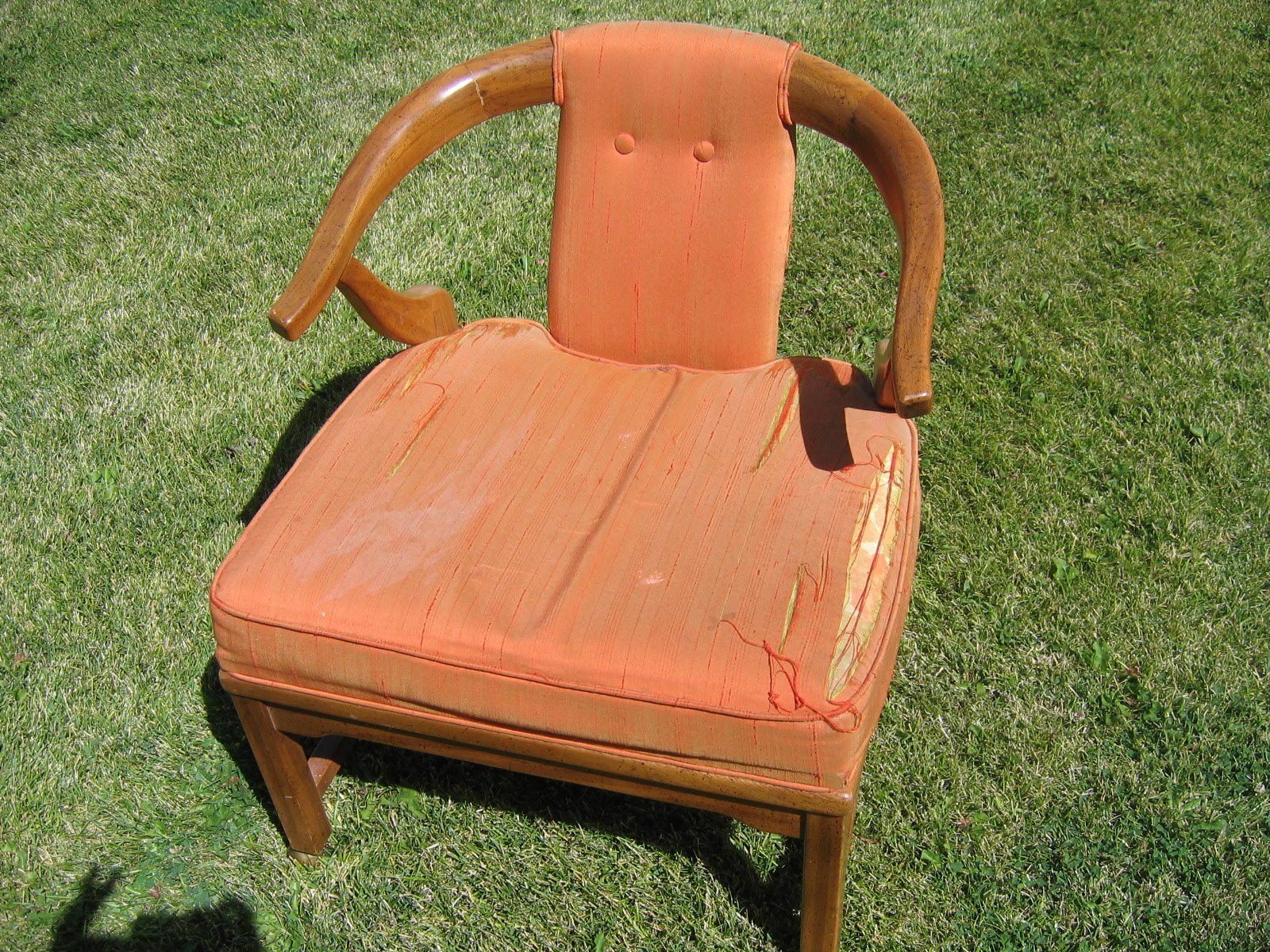 Camille's Casa: Hello, Ugly Chair