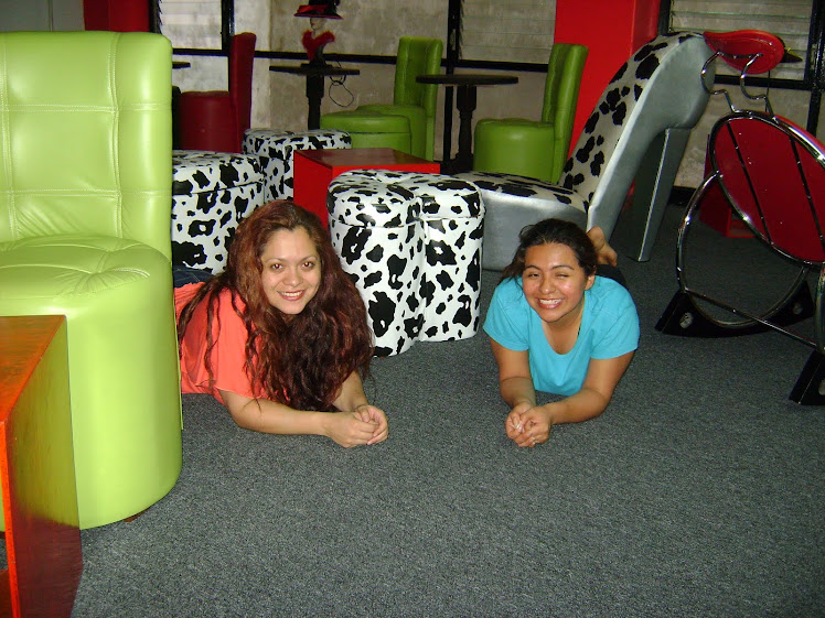 Danae y Jaz, reconfortante descanso, después de la culminación del decorado...