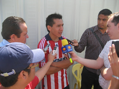 Omar Briceño habla con la prensa
