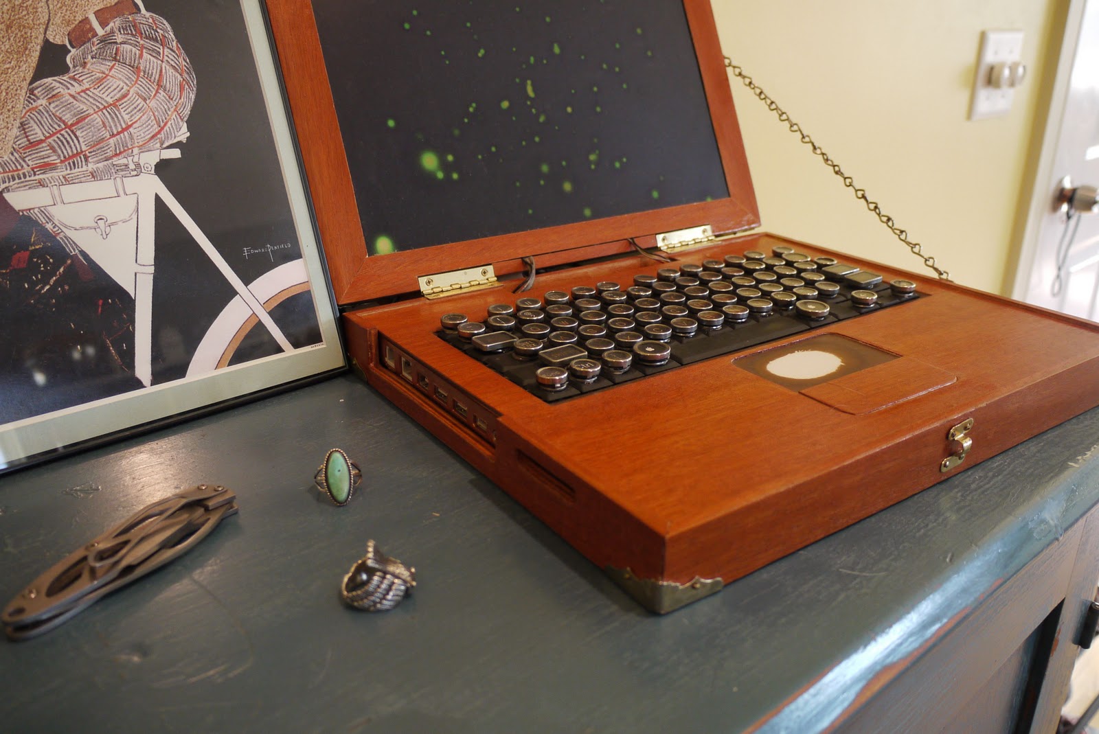 Things made of other things! Finally some proper pictures of the laptop.