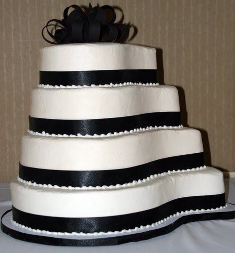 White Wedding Table Decorations. Black and White Wedding Cakes