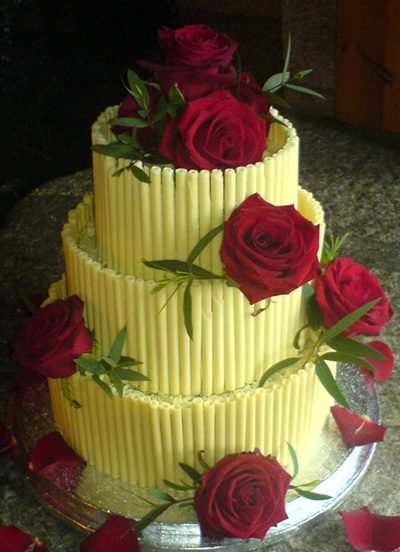 Pasta Vanilla Wedding Cakes With Red Roses And Fresh Fruits