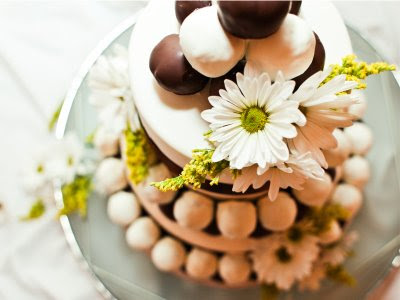 black & white wedding cake ball with flowes