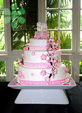 hello kitty wedding cake with flowers