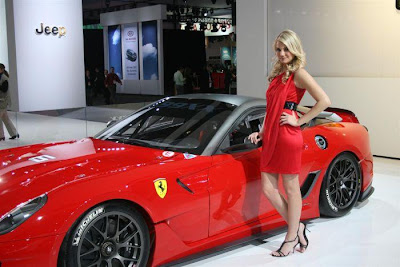 Girl Photo on Girls With The Auto Show In Detroit   25 Pics   Curious  Funny Photos