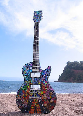 Une guitare resistance %E2%80%98THE+RESISTANCE%E2%80%99+MOSAIC+ARTWORK+GUITAR+%E2%80%93+SIGNED+BY+MUSE+on+eBay+(end+time+16-Sep-09+210000+BST)+2009-09-13+120545.bmp