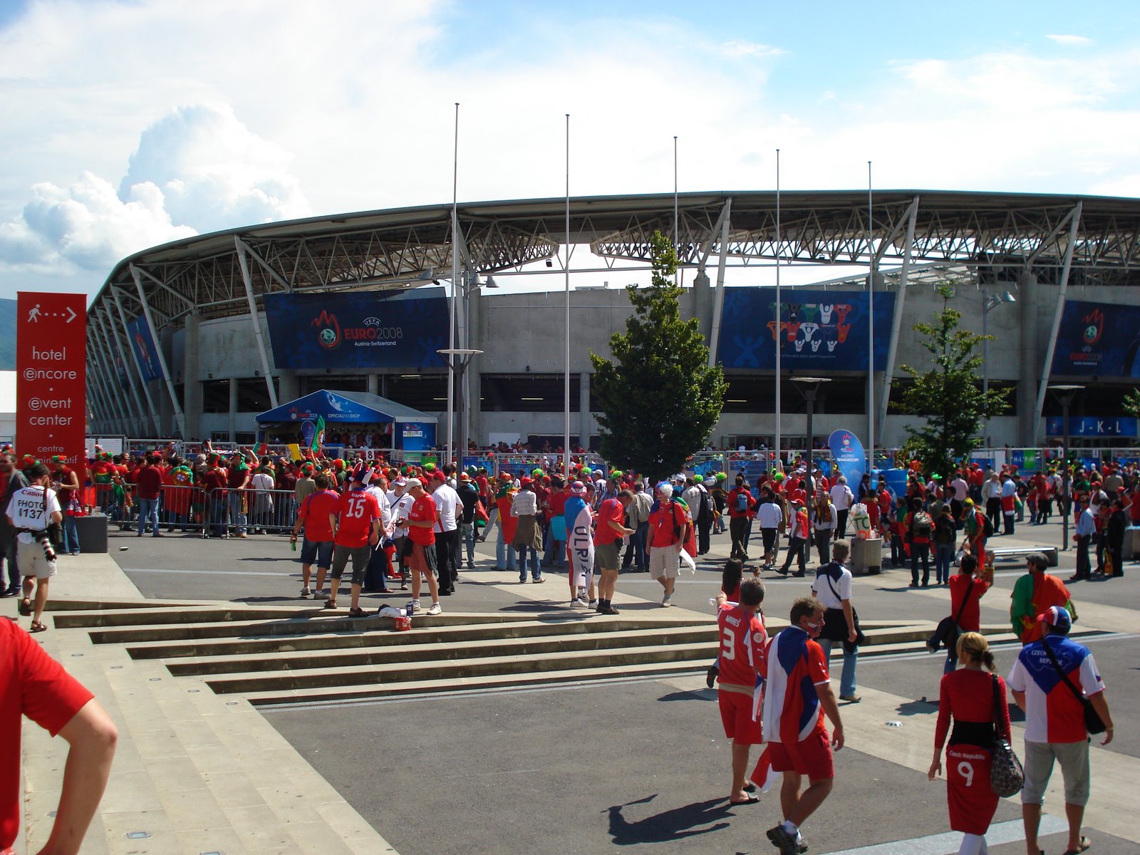 [fora+do+estadio.JPG]