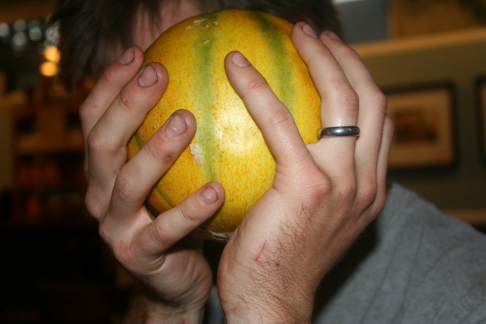 [Augies-+holding+the+melon+2.JPG]