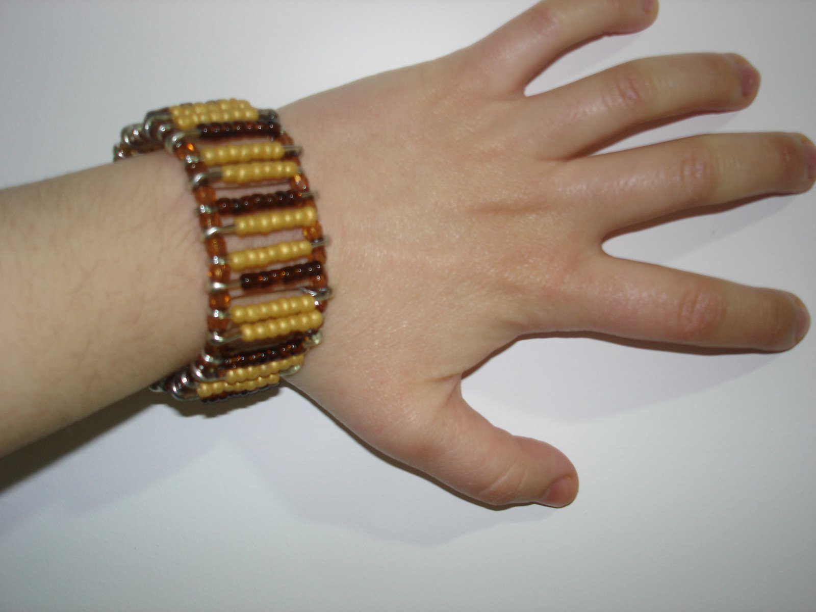 [pulseira+alfinetes2.JPG]
