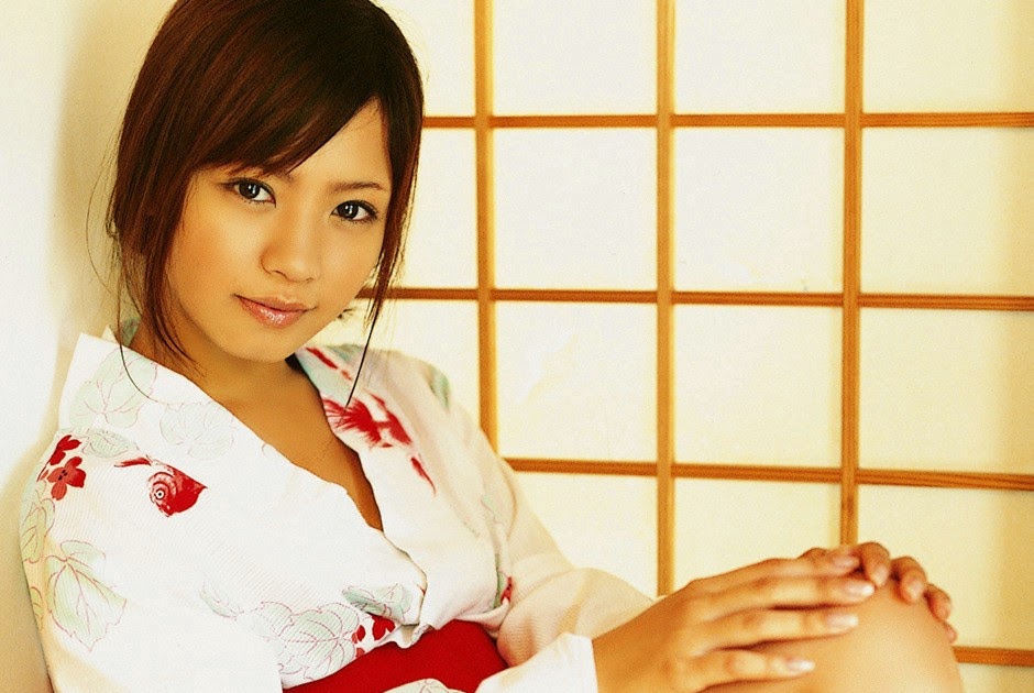 Celebrity Bikini Banyu Asin: Reimi Tachibana in white kimono01