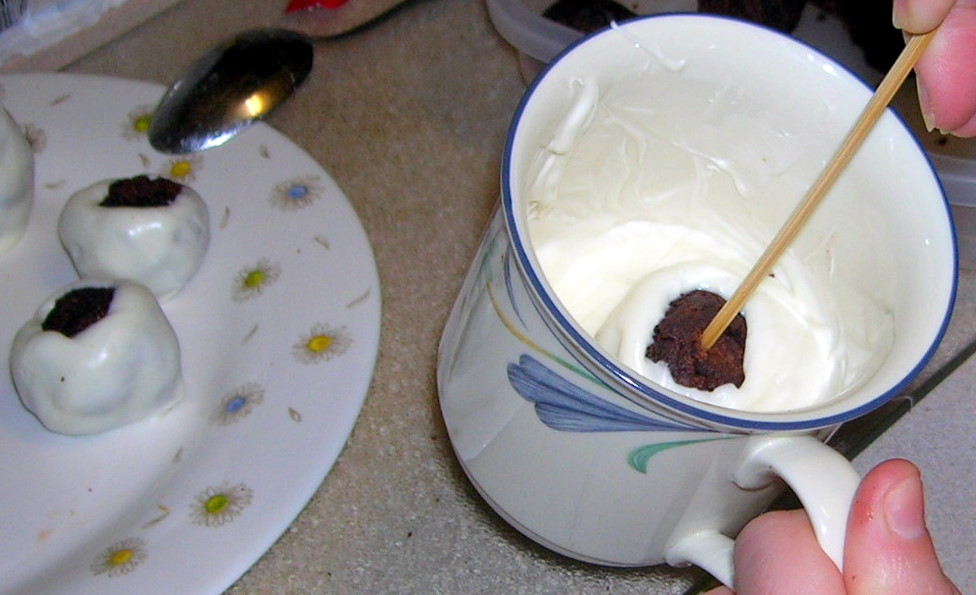[Bloody+Brownie+Eyes+dipping.JPG]