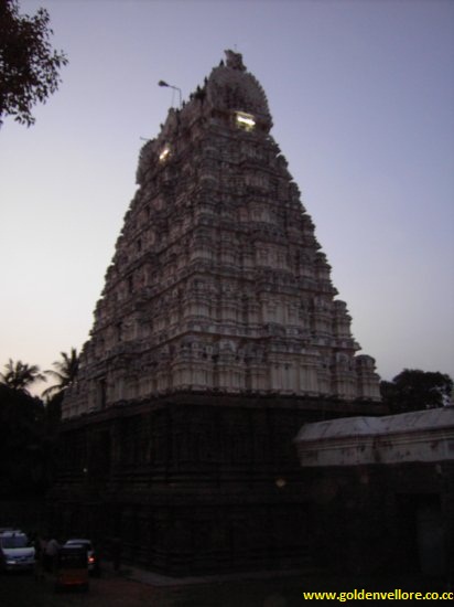 golden temple vellore at night. hot 2011 Vellore Golden Temple