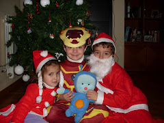 David, Jorge y su hermana con Pupi en Navidad