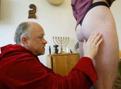 C'est une photographie de Ulf Beck, un pygomancien allemand aveugle mais clairvoyant. Ce n'est pas une blague. Il lit l'avenir en touchant les fesses des gens.