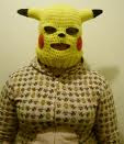 L'article d'aujourd'hui vous est présenté par un serial killer avec un masque Pikachu