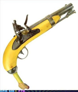 Pour ceux d'entre vous qui sont aveugles et ne peuvent donc pas voir l'image, il s'agit d'un pistolet-banane.