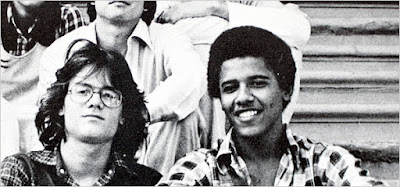 Un jeune Barack Obama aux côtés d'un dangereux hippie procommuniste Obama hippie