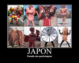 J'aimerais vraiment que quelqu'un m'explique ce que la tête du monstre en bas à droite est supposée être. J'aime bien aussi les deux exhibitionnistes en bas à gauche.