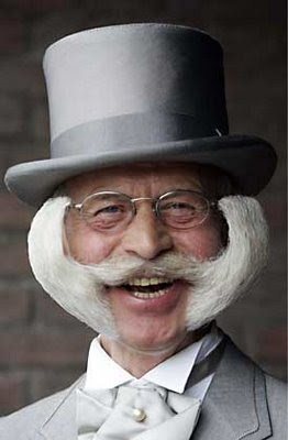 (avec un bruit de ballon qui se dégonfle) Sourire moustaches