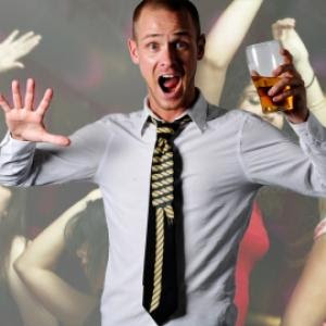 « Oh non ! J'ai une cravate stupide et un fausse chope de bière en plastique ! »