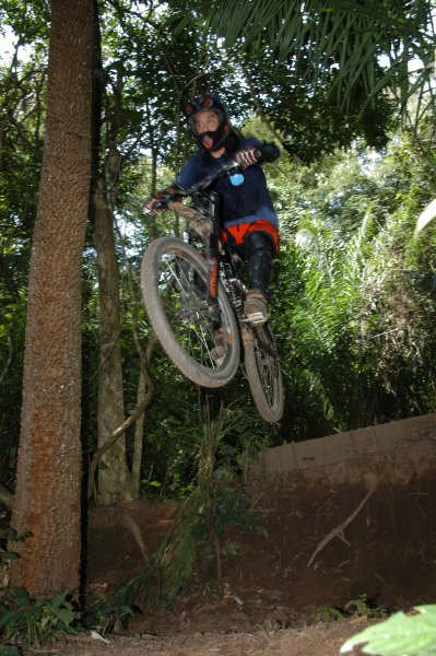 Leo no gap da estrada de cima