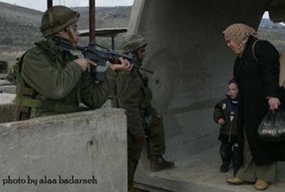 [Israeli+soldiers+aiming+gun+at+mother+and+child.jpg]