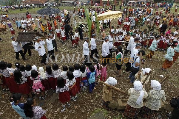 Download this Khitanan Massal Kandung Budaya Sindang Barang Bogor Jawa Barat picture