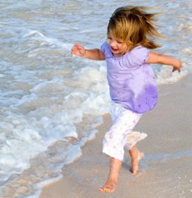 niña en la playa