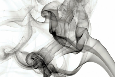 Volutas de humo Humo negro sobre fondo blanco