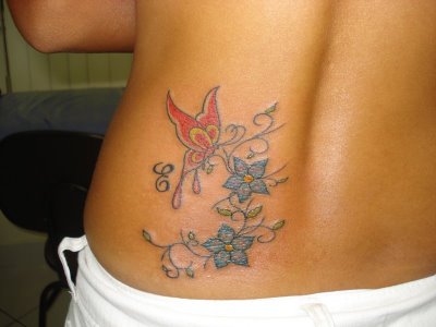 Tatuagem Feminina - Borboletas com Flores. Mais uma linda tatuagem feminina!