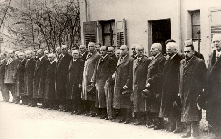 [Jews_to_Dachau_concentration_camp_1938.jpg]