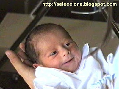 Captura de video de L. recién nacida, en 1997. Miraba y sonreía, aún siendo ochomesina. Ahora, poco falta para que sea toda una Mujer.