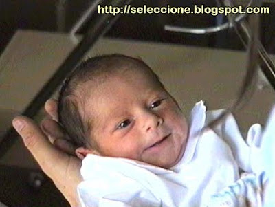 Captura de video de L. recién nacida, en 1997. Miraba y sonreía, aún siendo ochomesina. Ahora, poco falta para que sea toda una Mujer. Captura de video de L. recién nacida, en 1997. Miraba y sonreía, aún siendo ochomesina. Ahora, poco falta para que sea toda una Mujer.