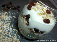 oat-raisin-yoghurt-breakfast